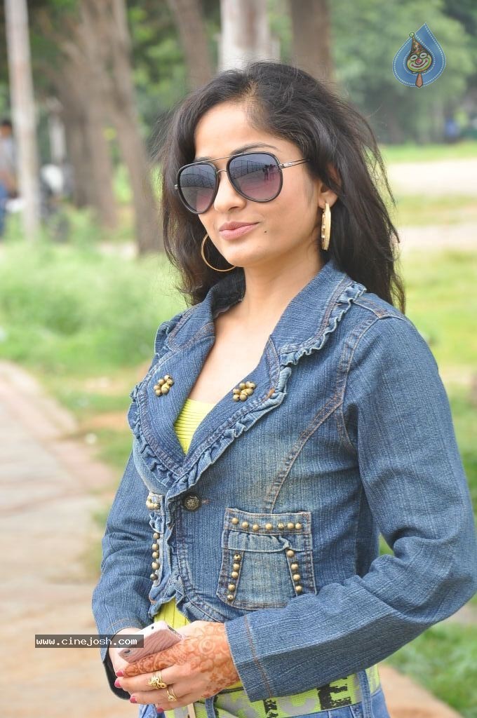 Madhavi Latha New Pics - 75 / 100 photos