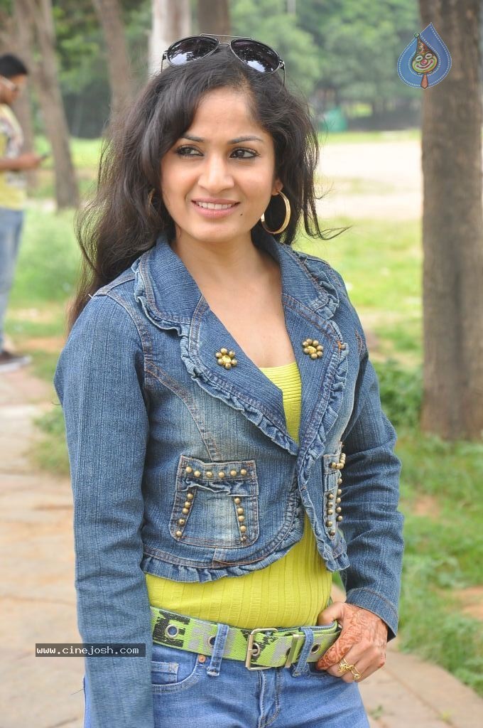 Madhavi Latha New Pics - 79 / 100 photos
