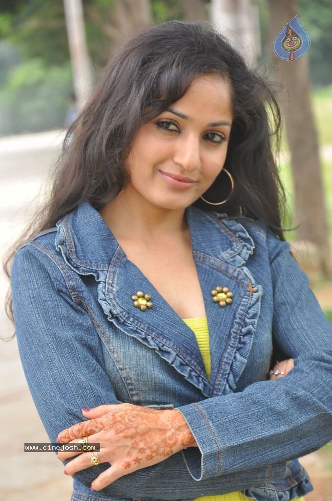 Madhavi Latha New Pics - 81 / 100 photos
