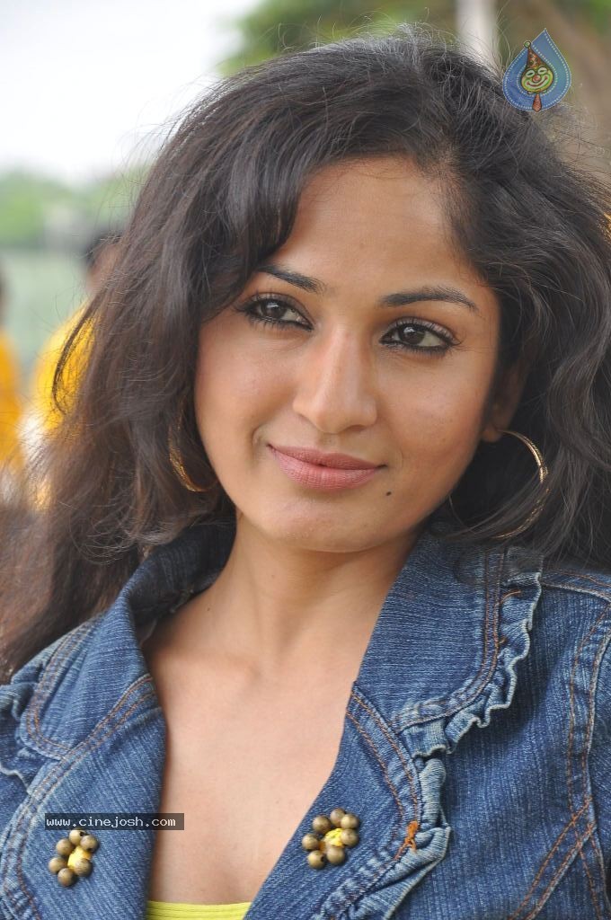 Madhavi Latha New Pics - 86 / 100 photos