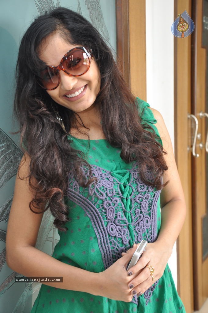 Madhavi Latha New Stills - 22 / 84 photos