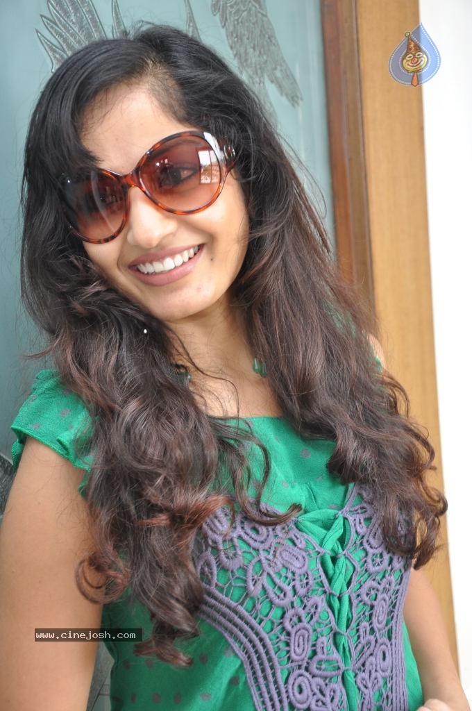 Madhavi Latha New Stills - 28 / 84 photos