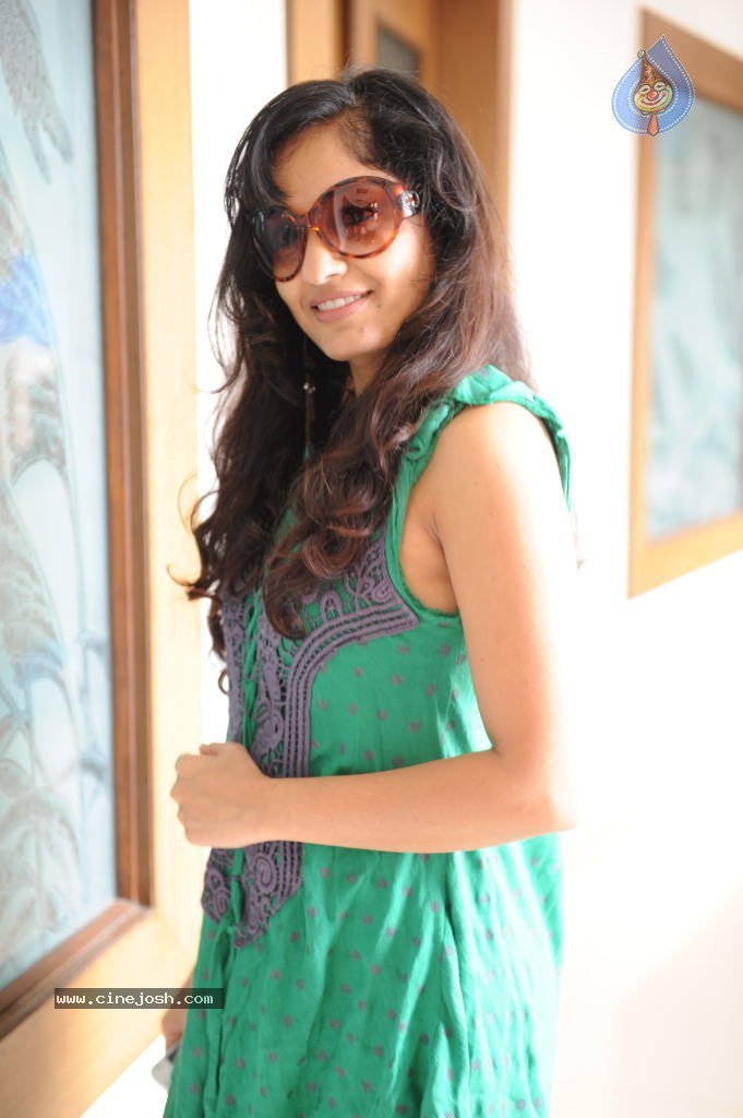 Madhavi Latha New Stills - 29 / 84 photos