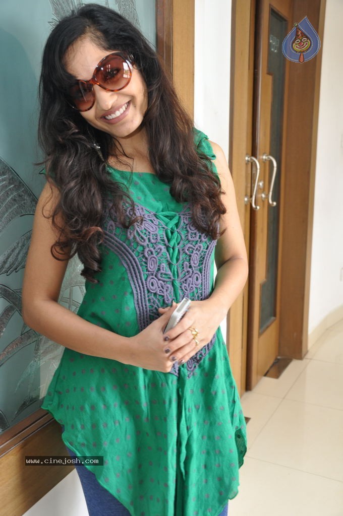 Madhavi Latha New Stills - 35 / 84 photos