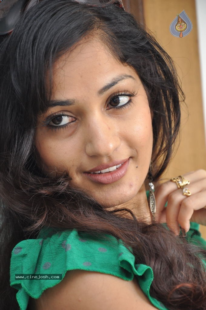 Madhavi Latha New Stills - 37 / 84 photos