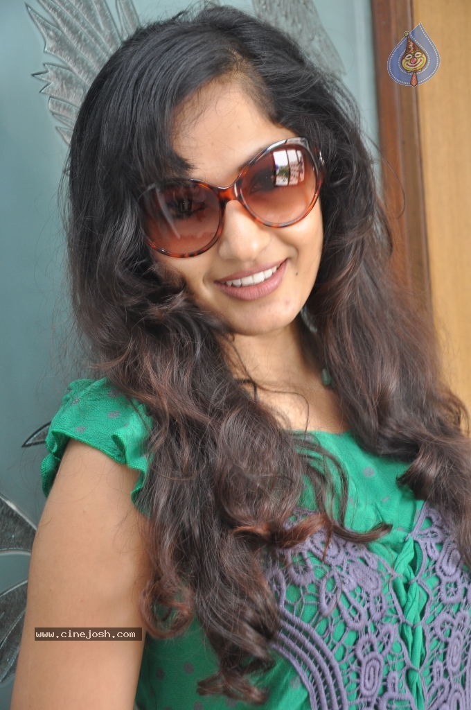 Madhavi Latha New Stills - 39 / 84 photos