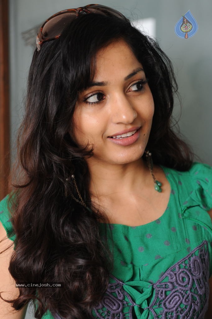 Madhavi Latha New Stills - 42 / 84 photos