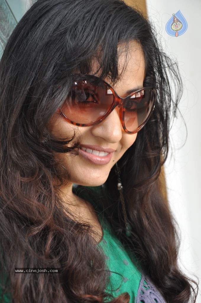 Madhavi Latha New Stills - 45 / 84 photos