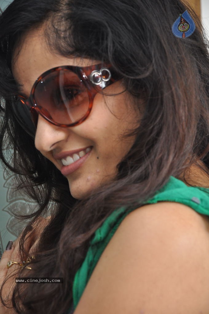 Madhavi Latha New Stills - 47 / 84 photos