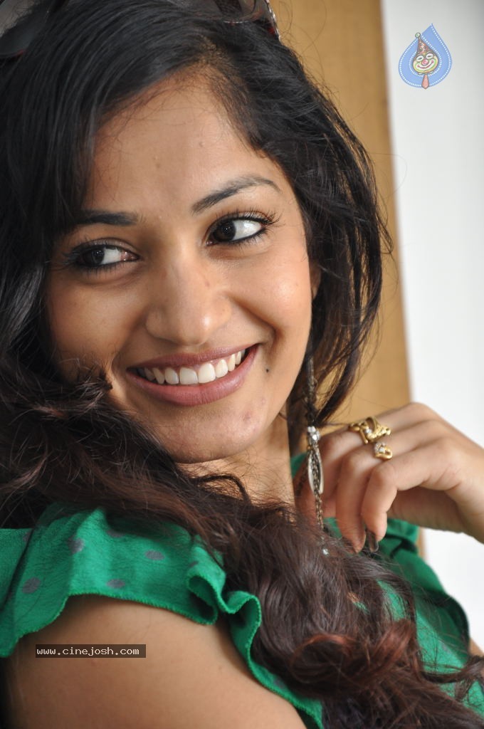 Madhavi Latha New Stills - 51 / 84 photos