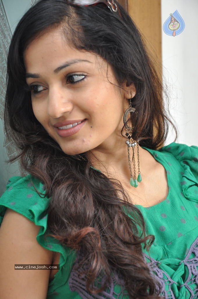Madhavi Latha New Stills - 58 / 84 photos