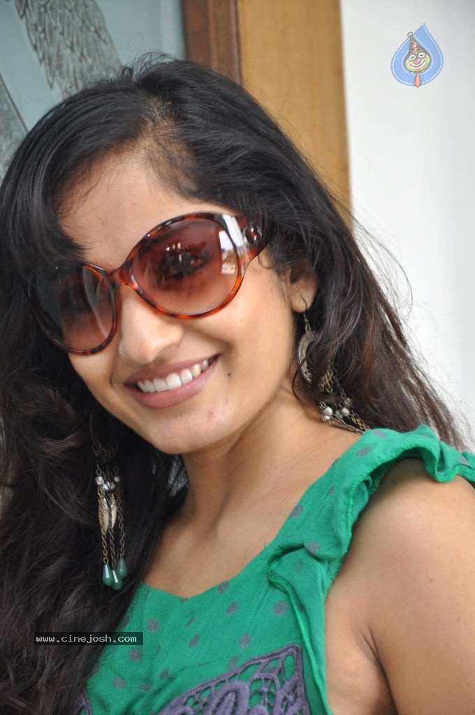 Madhavi Latha New Stills - 61 / 84 photos