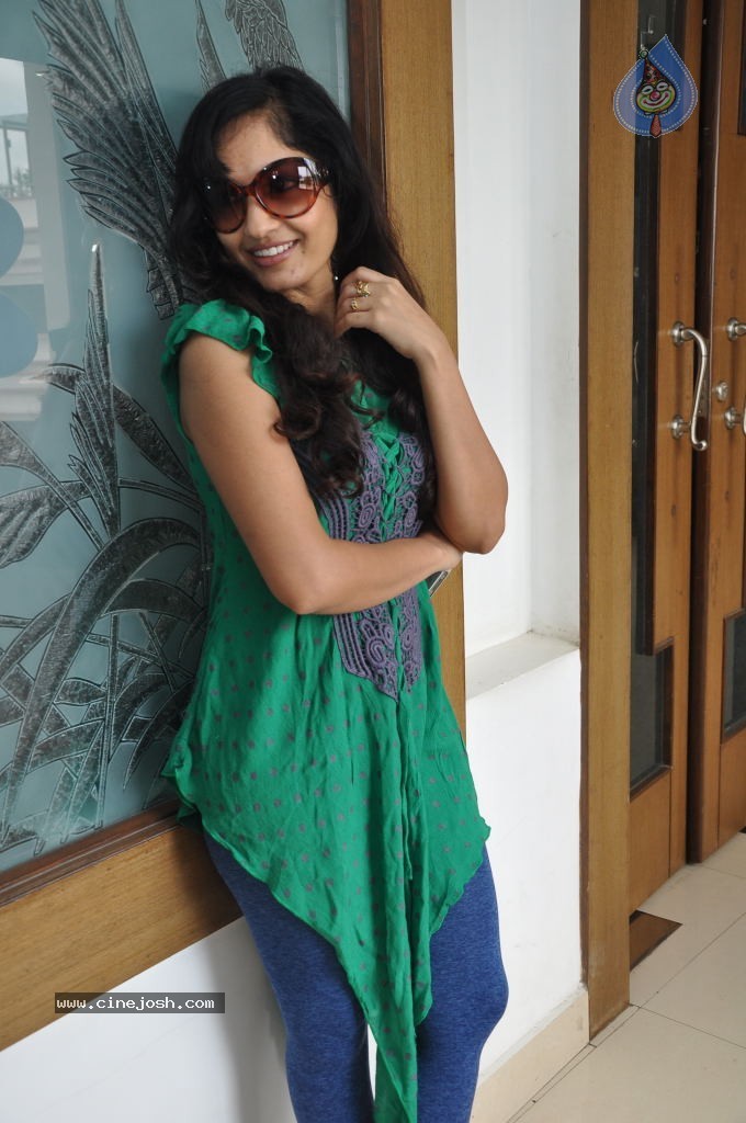 Madhavi Latha New Stills - 70 / 84 photos