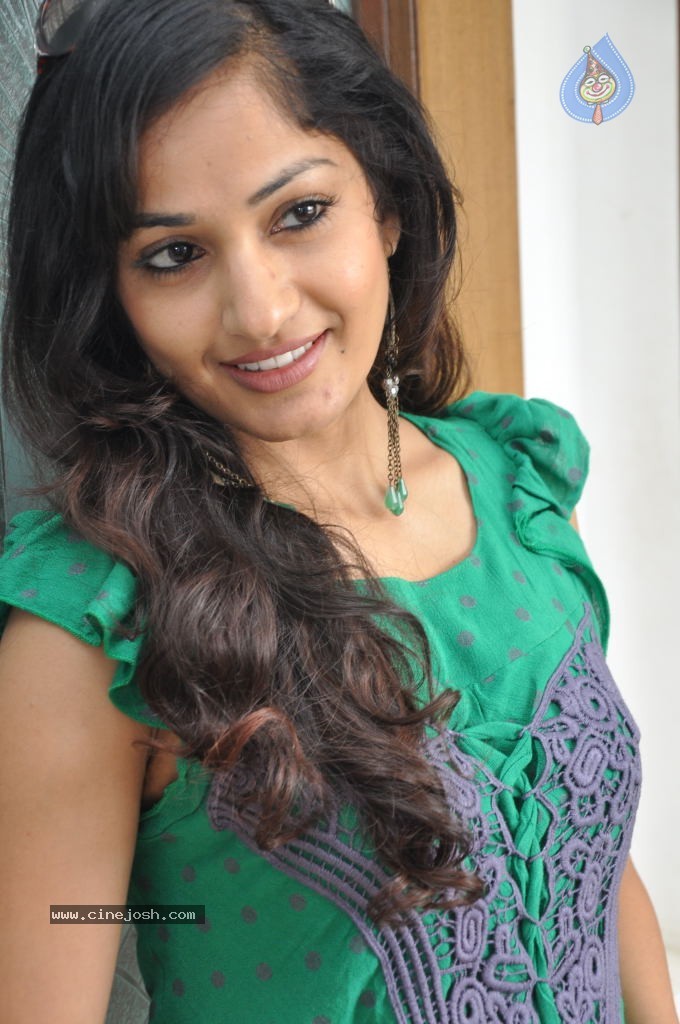 Madhavi Latha New Stills - 71 / 84 photos