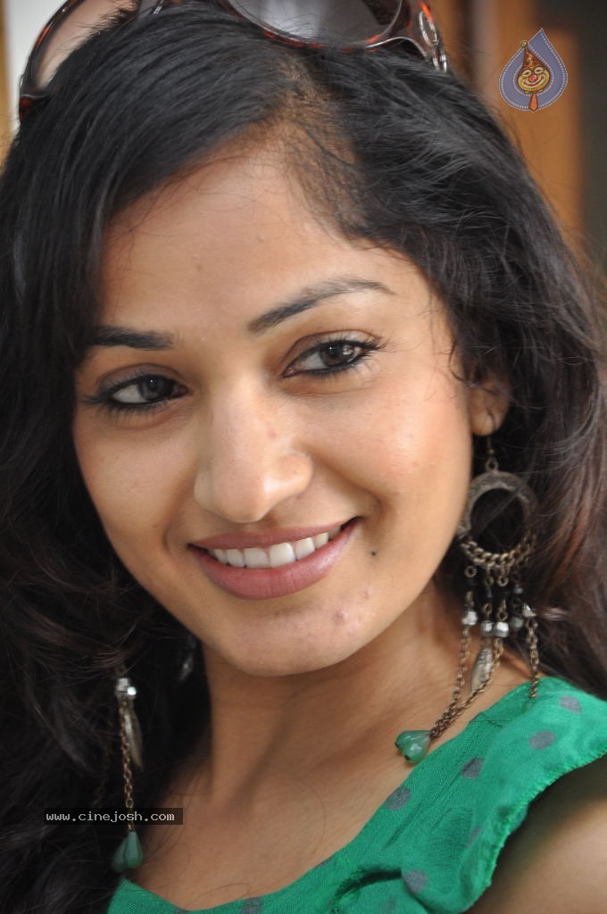 Madhavi Latha New Stills - 77 / 84 photos