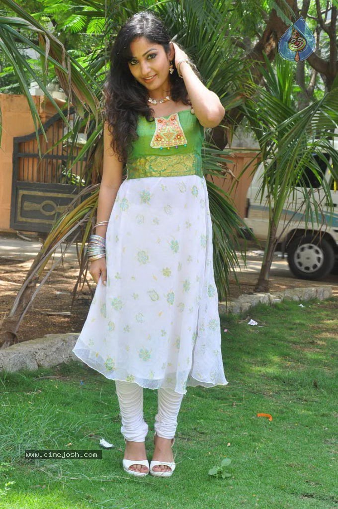 Madhavi Latha Photos - 31 / 64 photos