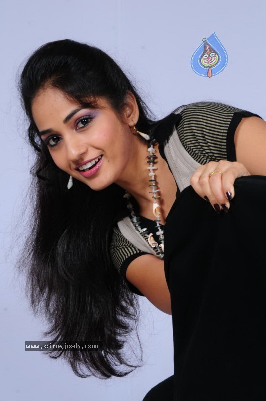 Madhavi Latha Stills - 55 / 210 photos