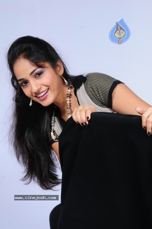 Madhavi Latha Stills - 81 / 210 photos