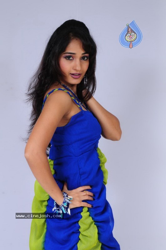 Madhavi Latha Stills - 83 / 210 photos