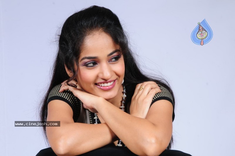 Madhavi Latha Stills - 194 / 210 photos