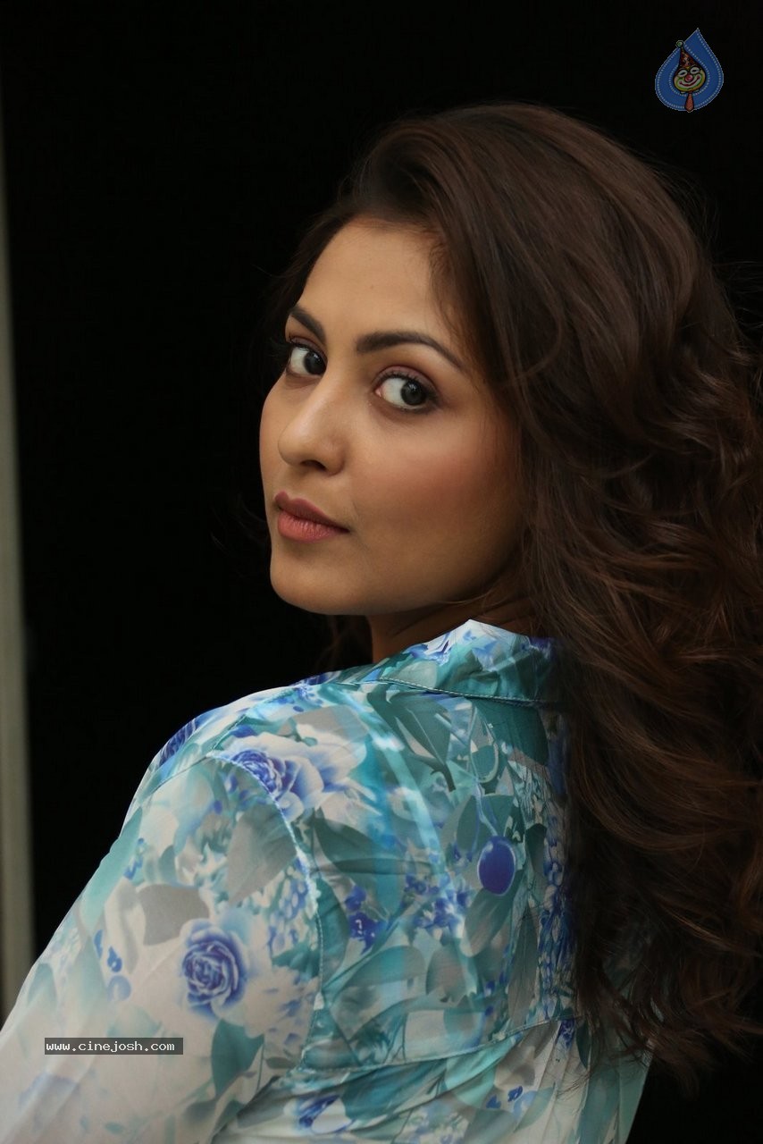 Madhu Shalini Gallery - 28 / 115 photos