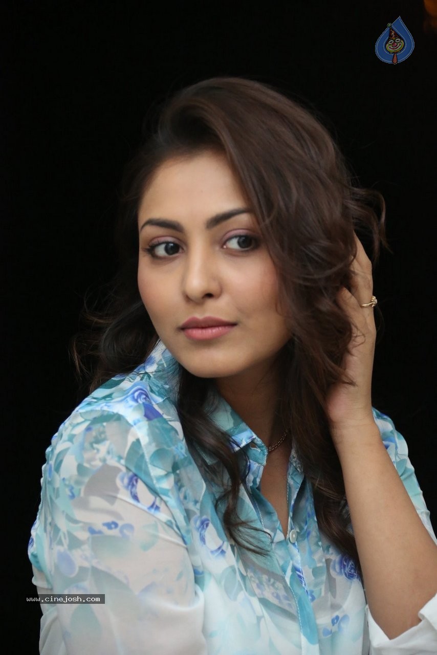 Madhu Shalini Gallery - 84 / 115 photos