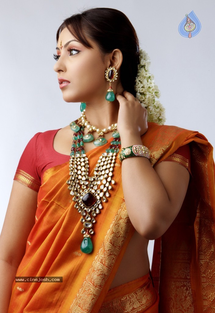 Madhu Shalini Hot Photos - 8 / 11 photos