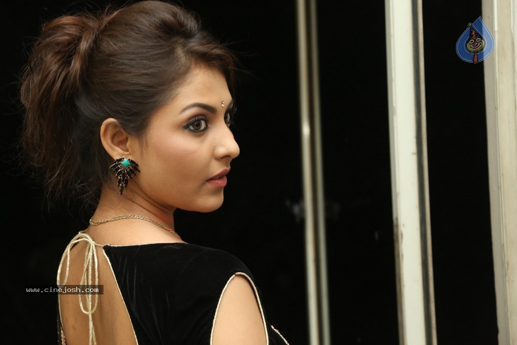 Madhu Shalini Latest Gallery - 84 / 193 photos