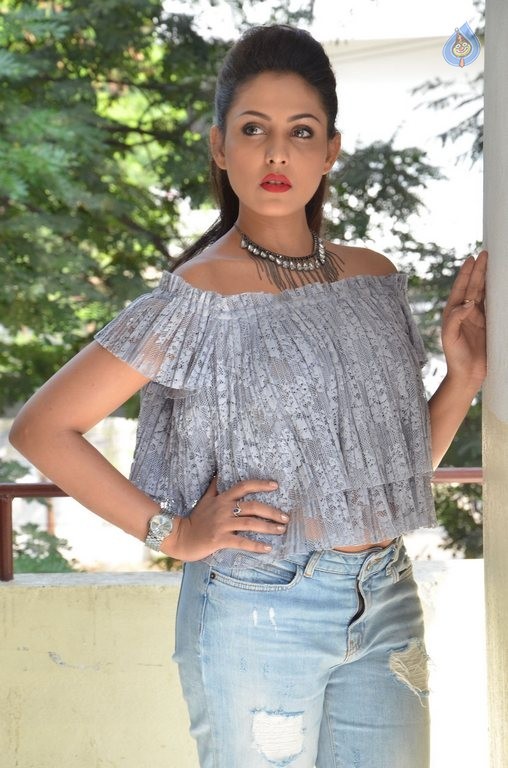 Madhu Shalini Latest Photos - 23 / 59 photos