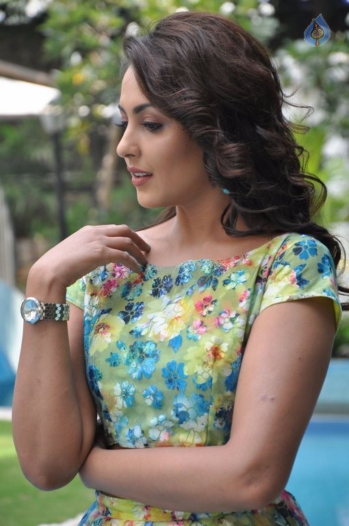 Madhu Shalini Latest Pics - 18 / 24 photos