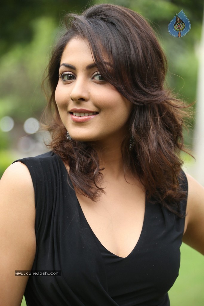 Madhu Shalini New Gallery - 7 / 148 photos