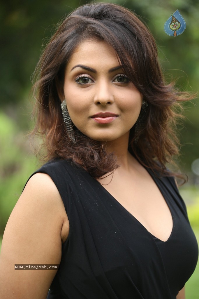 Madhu Shalini New Gallery - 16 / 148 photos