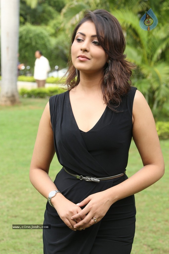Madhu Shalini New Gallery - 26 / 148 photos