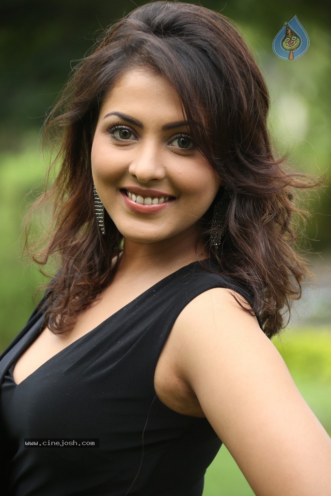 Madhu Shalini New Gallery - 28 / 148 photos