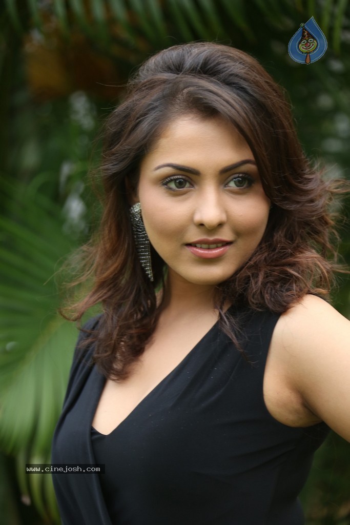 Madhu Shalini New Gallery - 36 / 148 photos