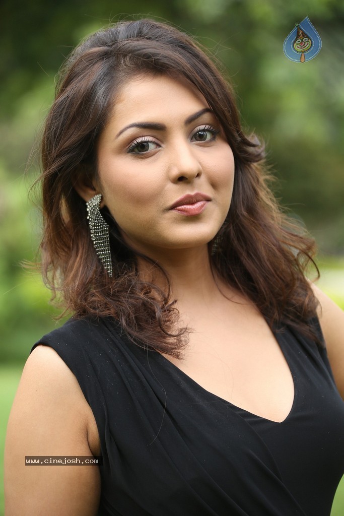 Madhu Shalini New Gallery - 44 / 148 photos