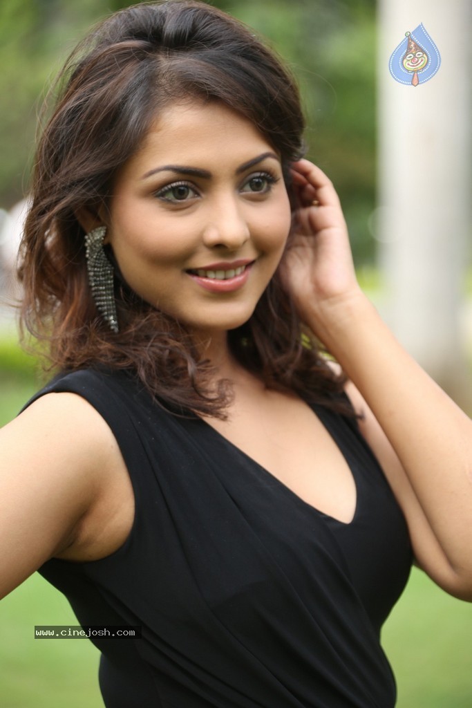 Madhu Shalini New Gallery - 47 / 148 photos