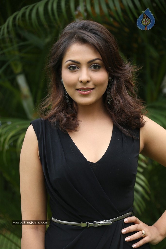 Madhu Shalini New Gallery - 54 / 148 photos