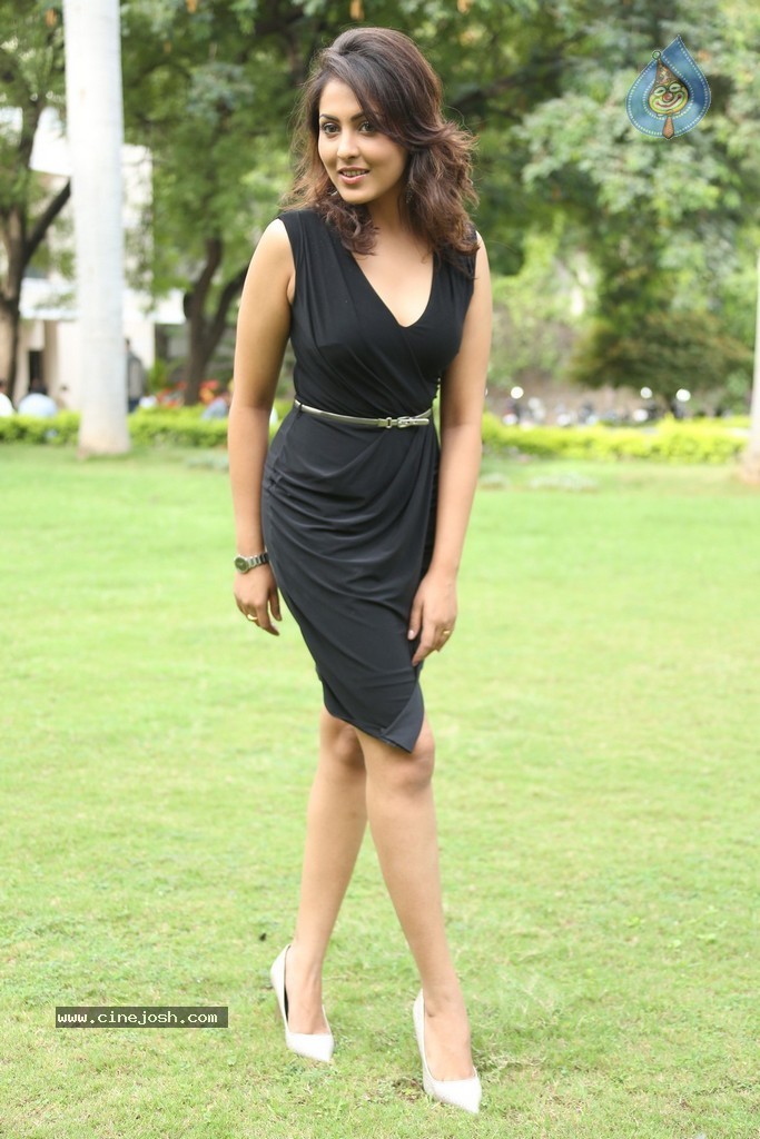 Madhu Shalini New Gallery - 71 / 148 photos