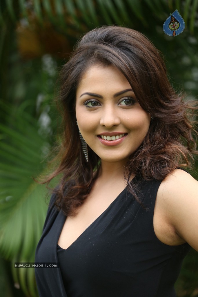Madhu Shalini New Gallery - 78 / 148 photos