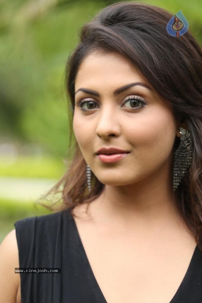 Madhu Shalini New Gallery - 80 / 148 photos