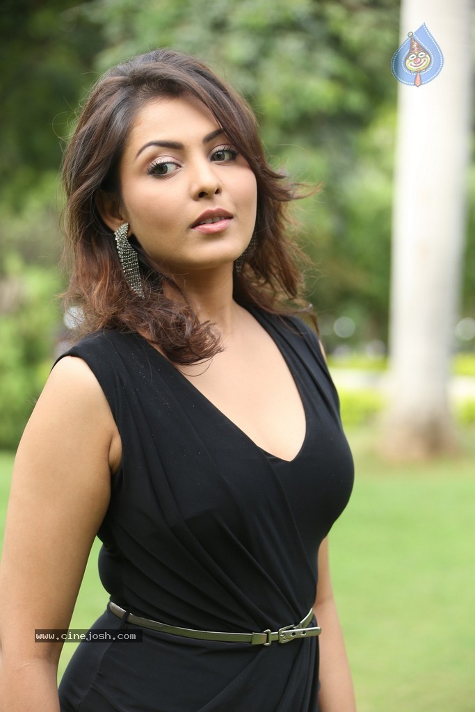 Madhu Shalini New Gallery - 84 / 148 photos
