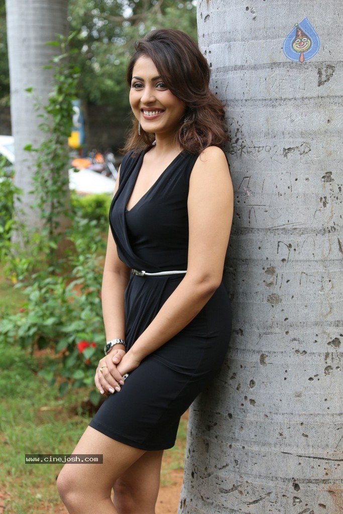 Madhu Shalini New Gallery - 93 / 148 photos