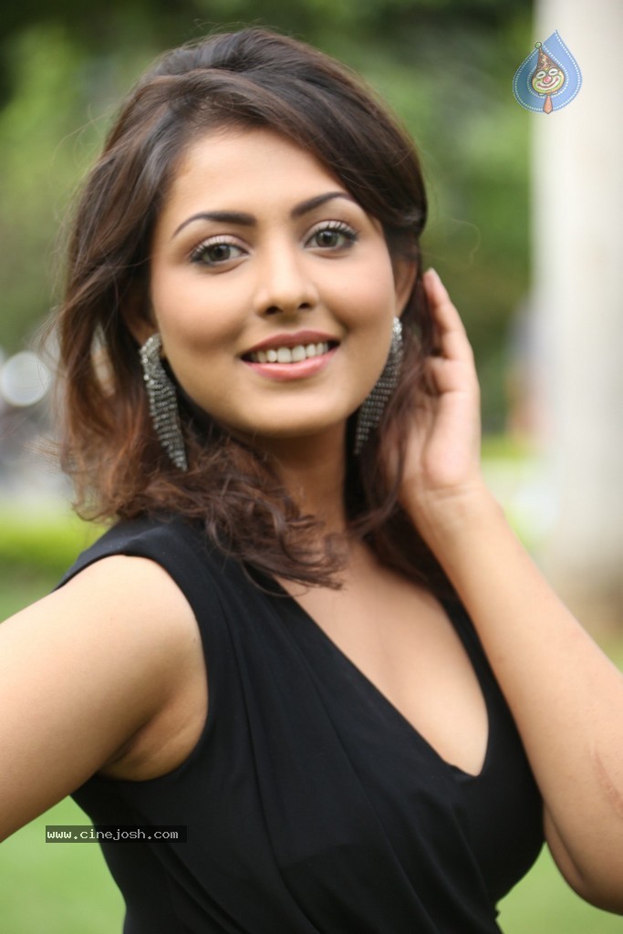 Madhu Shalini New Gallery - 111 / 148 photos