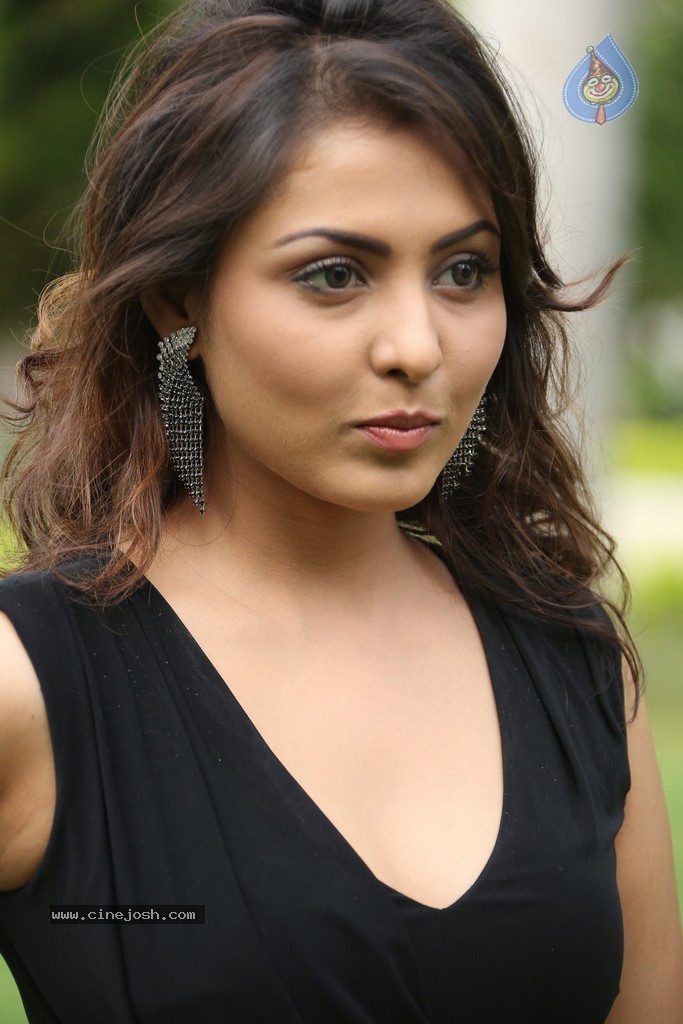 Madhu Shalini New Gallery - 114 / 148 photos