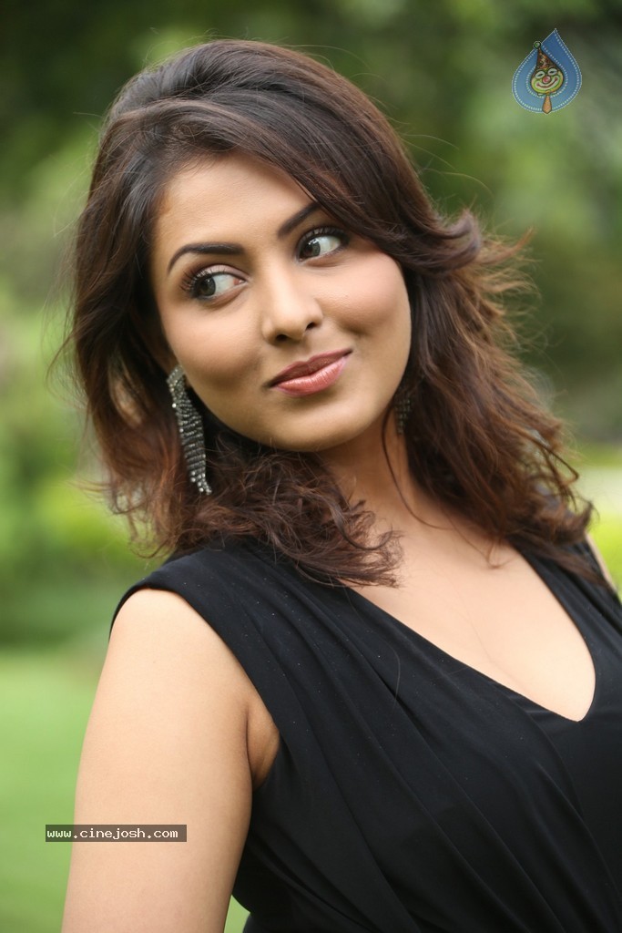 Madhu Shalini New Gallery - 123 / 148 photos