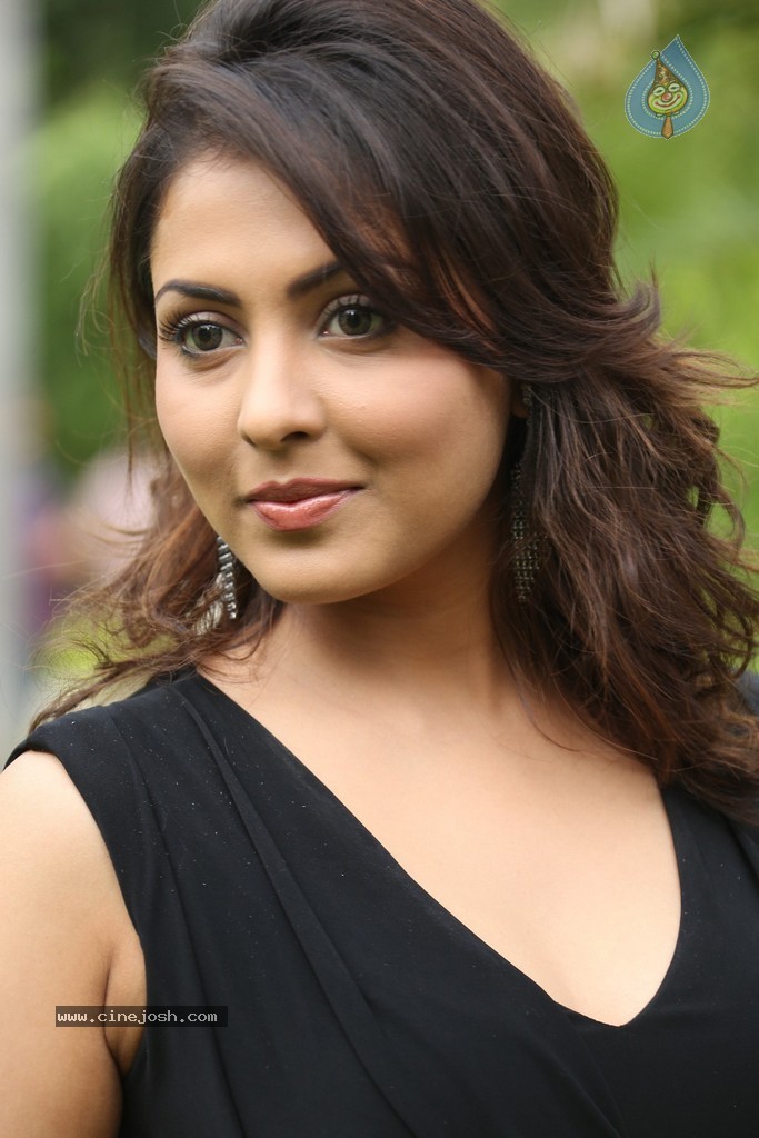 Madhu Shalini New Gallery - 143 / 148 photos