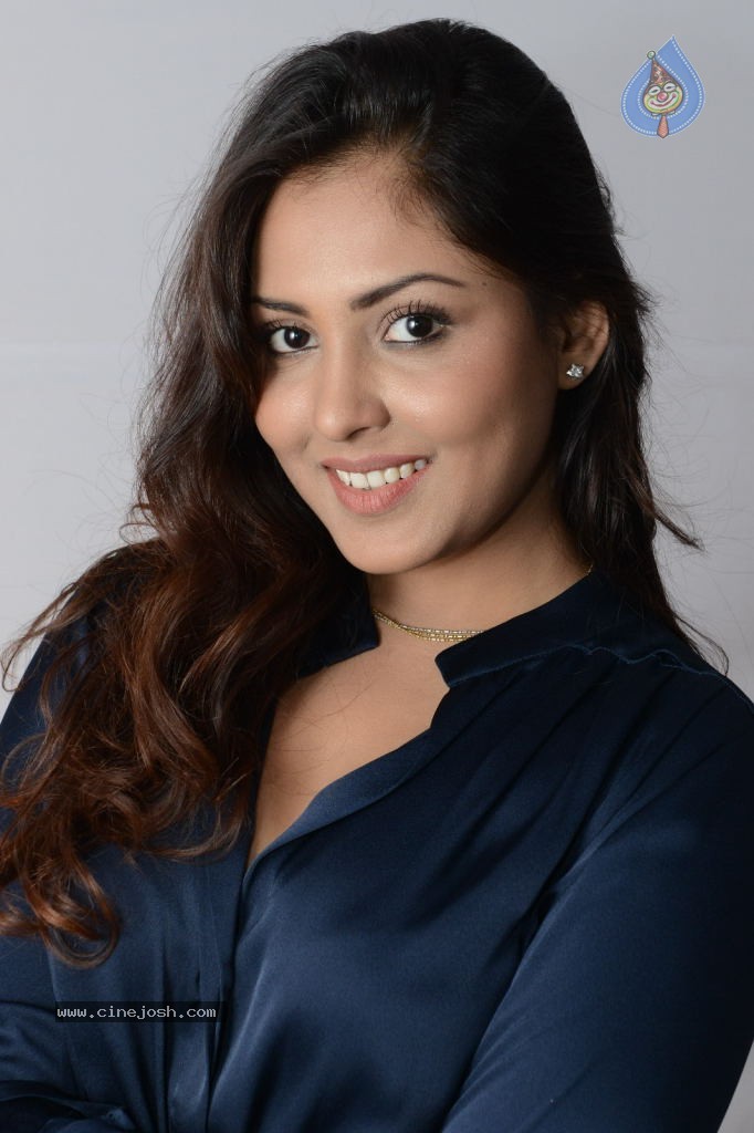 Madhu Shalini New Gallery - 10 / 58 photos