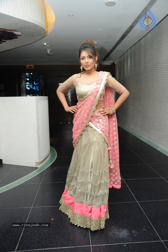 Madhu Shalini New Photos - 8 / 110 photos