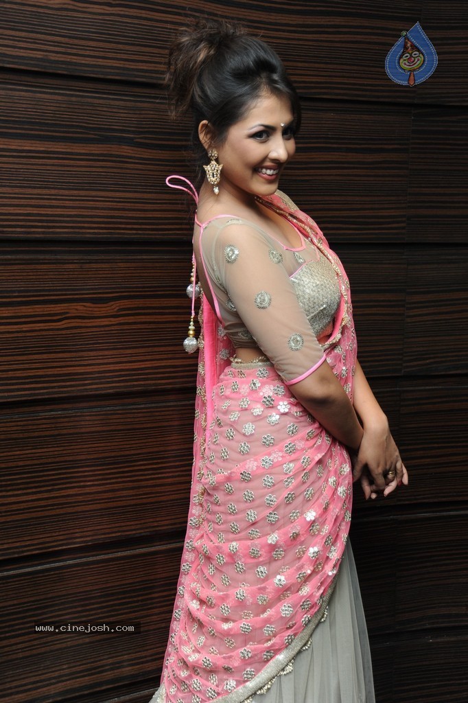 Madhu Shalini New Photos - 41 / 110 photos